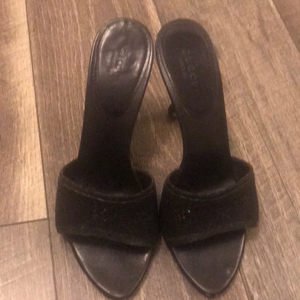 Authentic gucci size 6b